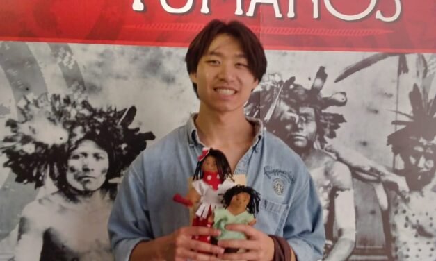 Turistas nacionales y extranjeros disfrutan creando muñecas yumanas en el IMAC