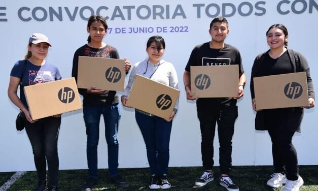 Más de 100 jóvenes universitarios podrán seguir sus estudios con laptops nuevas
