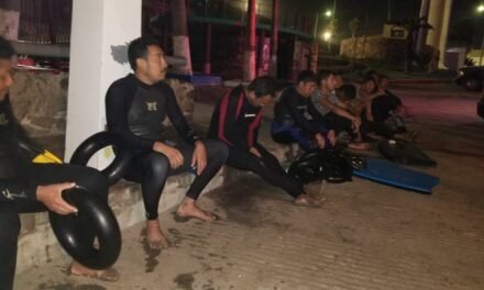 Rescatan elementos locales a 20 migrantes que intentaban cruzar a EU por el mar