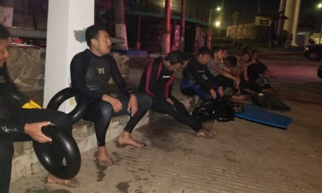 Rescatan elementos locales a 20 migrantes que intentaban cruzar a EU por el mar