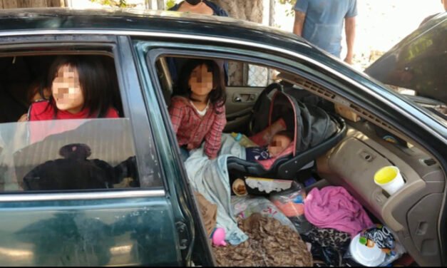 Policía rescata a menores que vivían dentro de un carro 