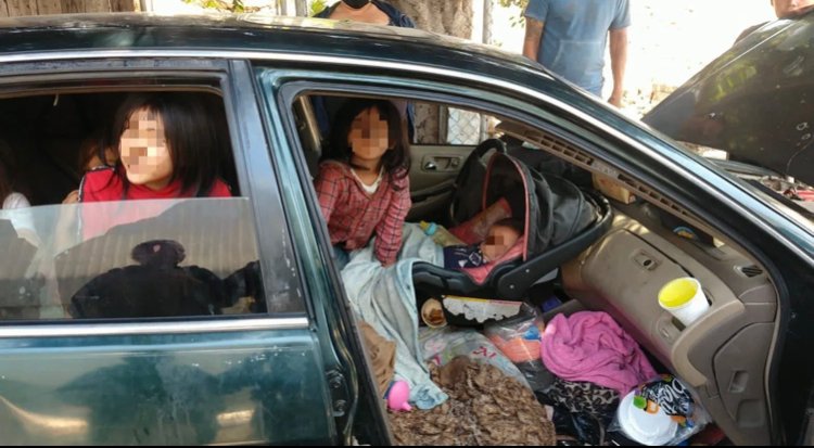 Policía rescata a menores que vivían dentro de un carro 