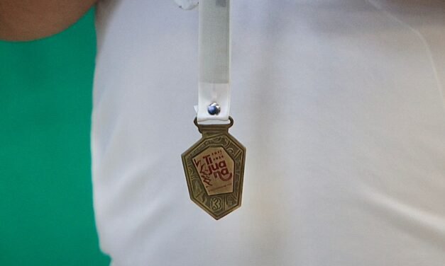 Artista internacional diseña medallas del Medio Maratón Internacional de Tijuana 