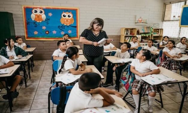 Más de 660 mil estudiantes regresan a clases este lunes en BC 