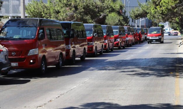 ¿Adiós a los taxis rojos? Ciudadanos denuncia calidad en el servicio 