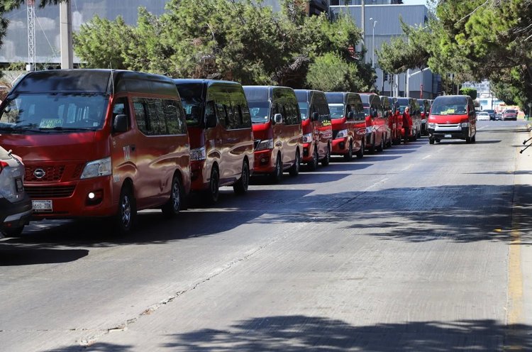 ¿Adiós a los taxis rojos? Ciudadanos denuncia calidad en el servicio 