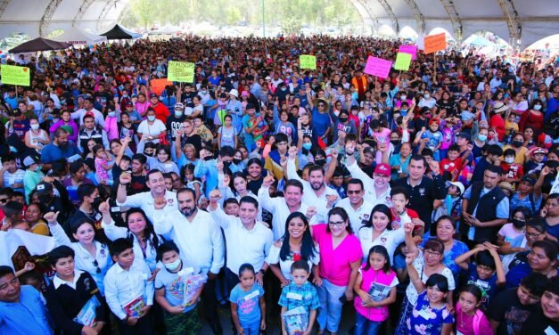 Tres mil niños reciben paquetes de útiles escolares 