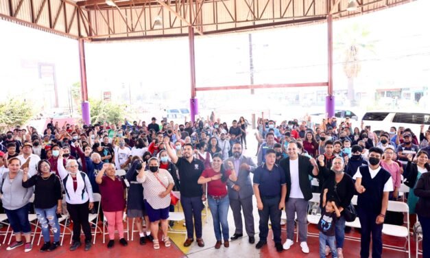 500 estudiantes reciben uniformes completamente gratis