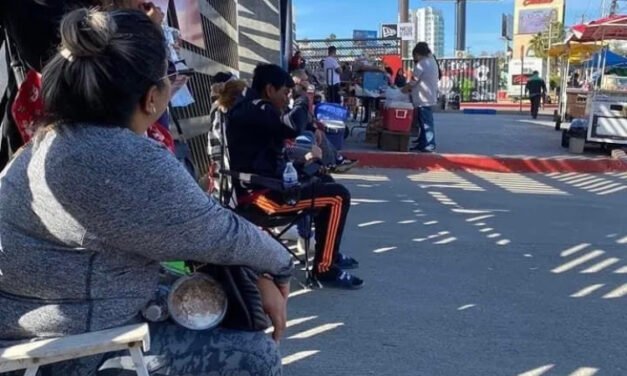 Fanáticos de Daddy Yankee la “rompen”: madrugaron para concierto en Tijuana