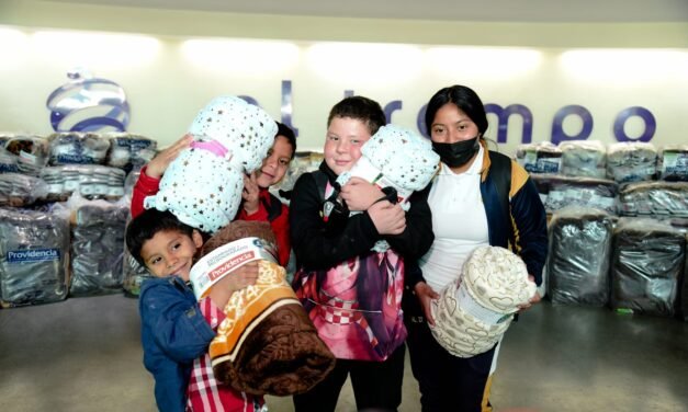 Niños de comunidades vulnerables reciben cobijas para protegerse de bajas temperaturas