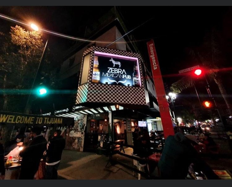 Tijuanenses se quejan por cierre de bar de Avenida Revolución