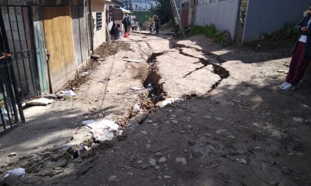 Por su seguridad, piden desalojar viviendas con engomado rojo