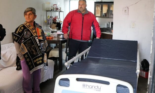 Mujer con discapacidad recibe cama ortopédica