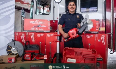 Bomberos de Tijuana reciben más de dos millones de pesos en equipo de trabajo
