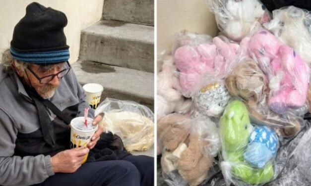 Ancianito deportado y sin familia intercambia peluches por comida en Tijuana