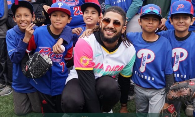 Convive Fernando Tatis Jr con peloteritos tijuanenses