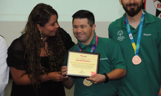 Christian González recibe reconocimiento tras triunfo en el Mundial de Berlin