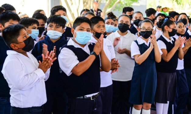 Alumnos de escuelas municipales recibirán útiles escolares y uniformes gratis