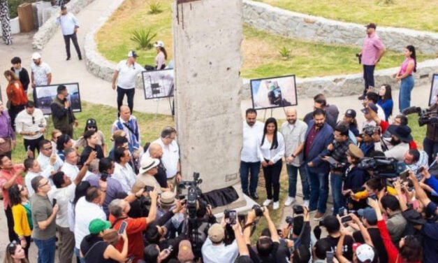 Develan monumento ”Un mundo sin muros” con historia del muro de Berlín