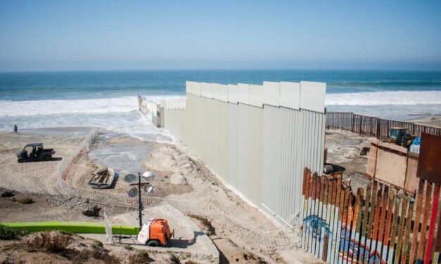 Muro fronterizo de playas de Tijuana avanza en su construcción