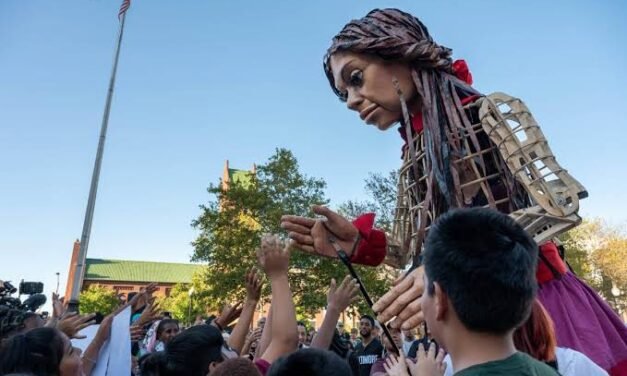 “Amal”, la marioneta gigante, llega al Festival de Octubre “Fronteras que sueñan”