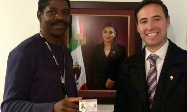 ATIENDE AYUNTAMIENTO DE TIJUANA A PRIMER MIGRANTE NIGERIANO NATURALIZADO MEXICANO