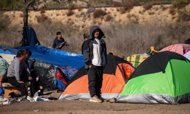 Decenas de migrantes improvisan campamento en el Ejido Jacume