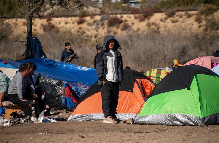 Decenas de migrantes improvisan campamento en el Ejido Jacume
