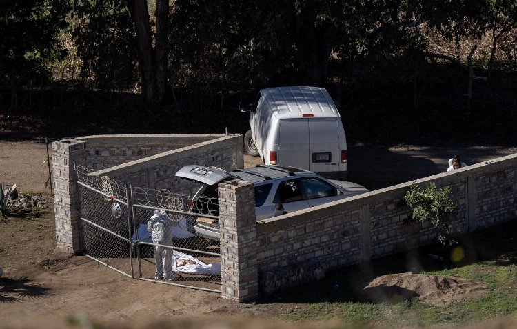 Localizan dos cuerpos en un auto en el ranchos Los Reyes