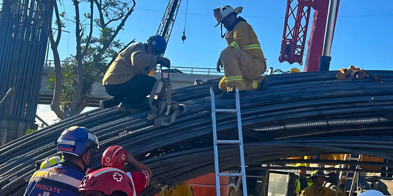 SE CAE PARTE DE OBRA DEL VIADUCTO ELEVADO… Y BOMBEROS SALVAN A DOS TRABAJADORES ATRAPADOS