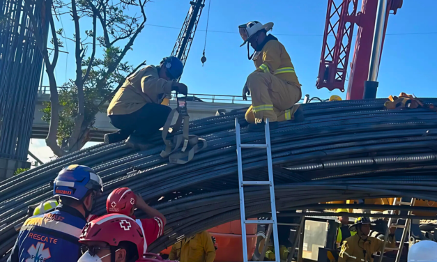 SE CAE PARTE DE OBRA DEL VIADUCTO ELEVADO… Y BOMBEROS SALVAN A DOS TRABAJADORES ATRAPADOS