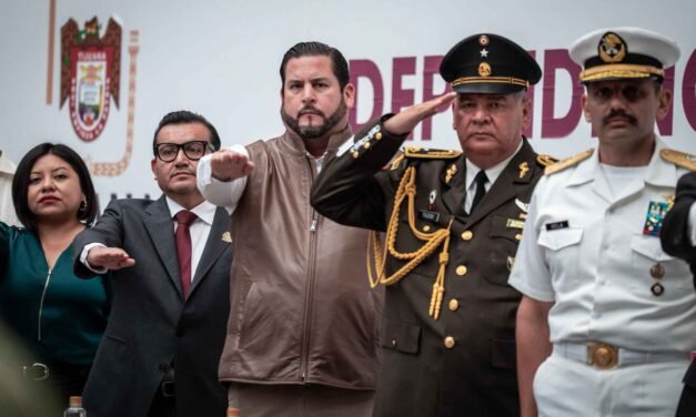 Ismael Burgueño encabeza ceremonia del 215 Aniversario de la Independencia en Tijuana