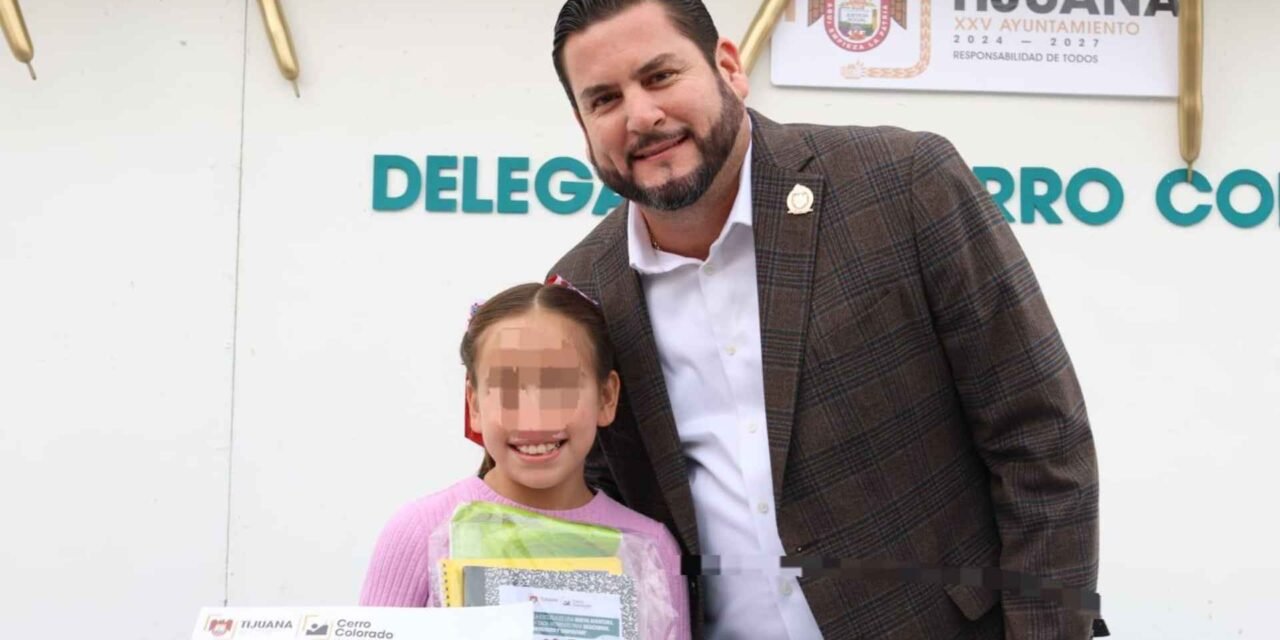 ARRANCA “JUNTOS DE REGRESO A CLASES”: BURGUEÑO ENTREGA ÚTILES Y VALES PARA UNIFORMES