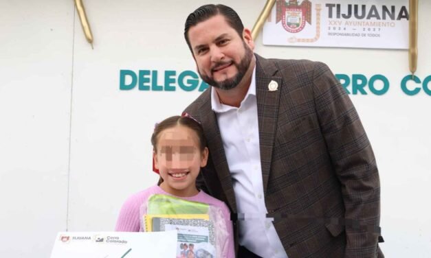 ARRANCA “JUNTOS DE REGRESO A CLASES”: BURGUEÑO ENTREGA ÚTILES Y VALES PARA UNIFORMES