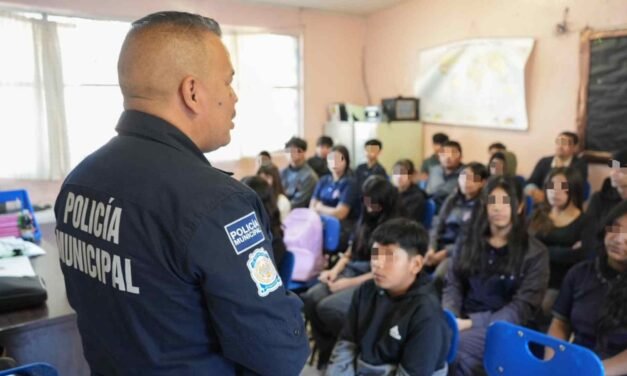 LA POLICÍA DE TIJUANA LLEVA MENSAJE DE RESPETO Y PREVENCIÓN A JÓVENES DE CAMINO VERDE