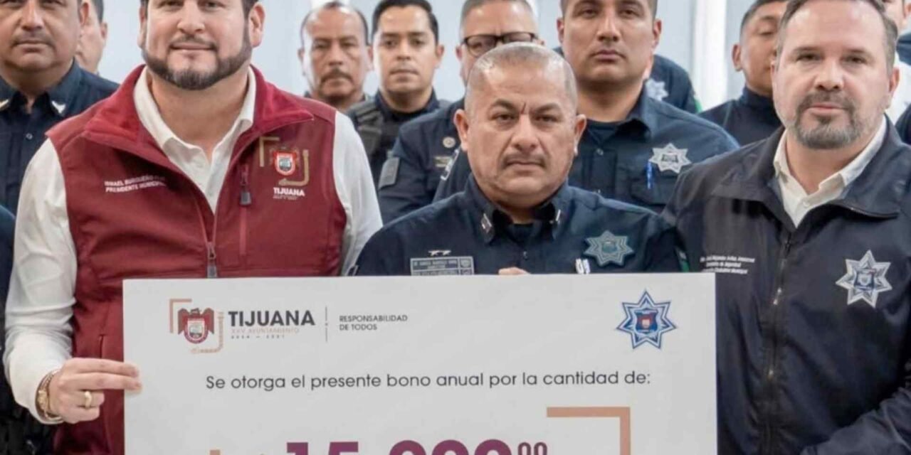 ALCALDE ENTREGA BONO ANUAL A MÁS DE MIL 800 POLICÍAS MUNICIPALES EN TIJUANA