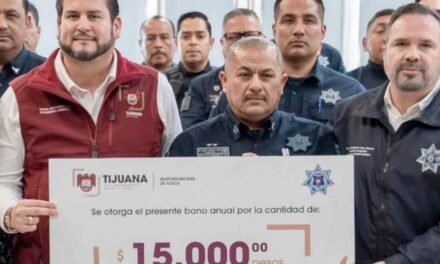 ALCALDE ENTREGA BONO ANUAL A MÁS DE MIL 800 POLICÍAS MUNICIPALES EN TIJUANA