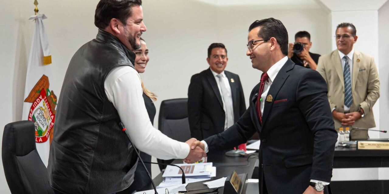 Relevo generacional en Tijuana: Ismael Burgueño pide licencia y Abdiel Gutiérrez rinde protesta