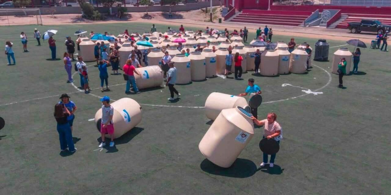 REGALAN TINACOS PARA ALMACENAR AGUA EN TIJUANA