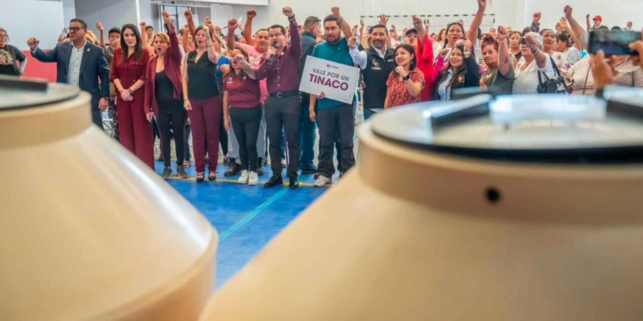 Entrega alcalde 200 tinacos a familias tijuanenses