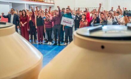 Entrega alcalde 200 tinacos a familias tijuanenses