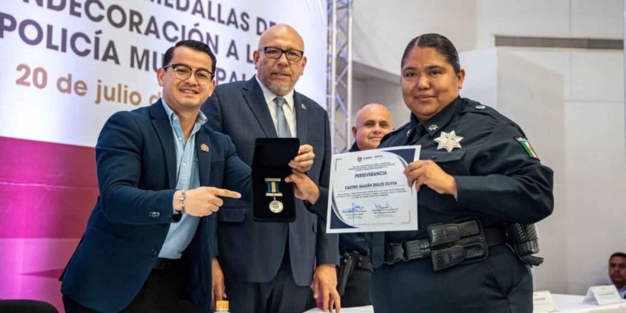 Otorga alcalde de Tijuana medallas de condecoración a la Policía Municipal
