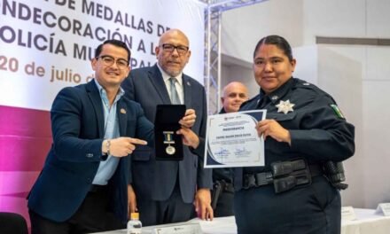 Otorga alcalde de Tijuana medallas de condecoración a la Policía Municipal